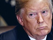 В сенате хотят выяснить, почему Трамп водит экскурсии на "борт номер один"