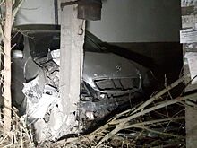 Девушка не справилась с управлением: автомобиль "обнял" столб в Алматы