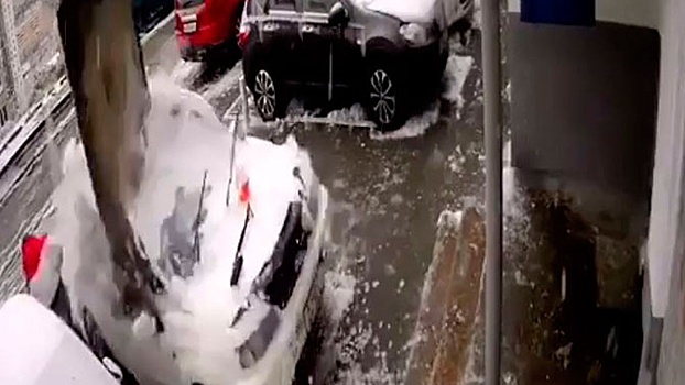 Автомобиль всмятку: падение бетонной плиты на машину во Владивостоке попало на видео 