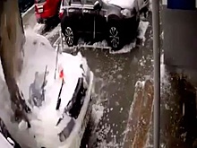Автомобиль всмятку: падение бетонной плиты на машину во Владивостоке попало на видео 