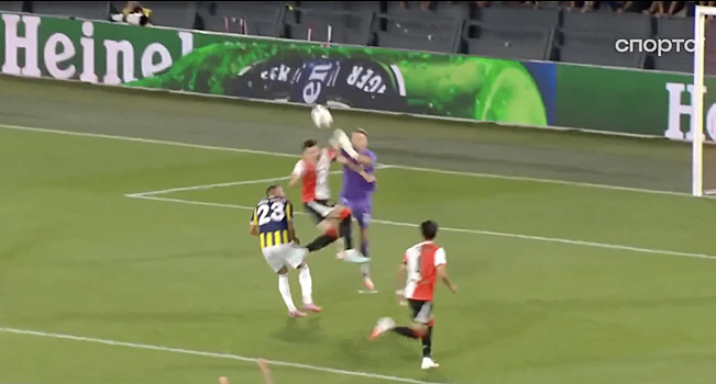 Вратарь и защитник «Фейеноорда» столкнулись головами после финального свистка в матче с «Фенербахче». Они могли не услышать арбитра из-за шума стадиона