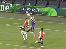 Вратарь и защитник «Фейеноорда» столкнулись головами после финального свистка в матче с «Фенербахче». Они могли не услышать арбитра из-за шума стадиона