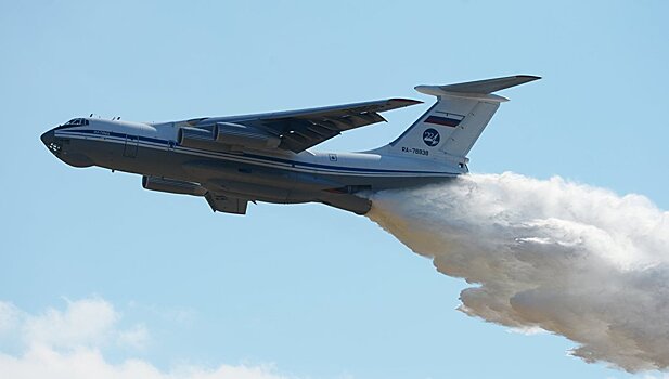 Шесть самолетов тушат пожар в Ростове