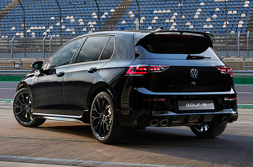 Разгон до ста занимает 4,6 секунды, максималку ограничили на уровне 250 километров в час. В модификации Performance «ошейник» сдвигается на отметку 270 километров в час, а ещё появляются два дополнительных режима езды — Special для трека и Drift.