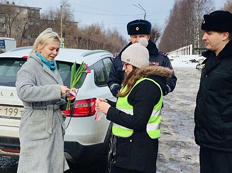 Сотрудники Госавтоинспекции Ивановского района Амурской области провели акцию «Цветы для автоледи»