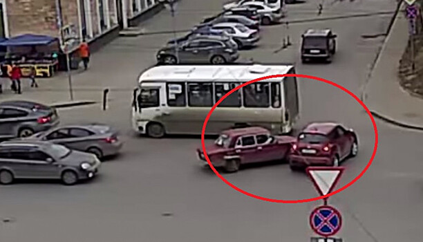 ДТП в центре Петрозаводска: не разъехались «шестерка» и «Ниссан»
