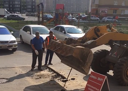 Тюменские дорожники снимали старый асфальт ломом