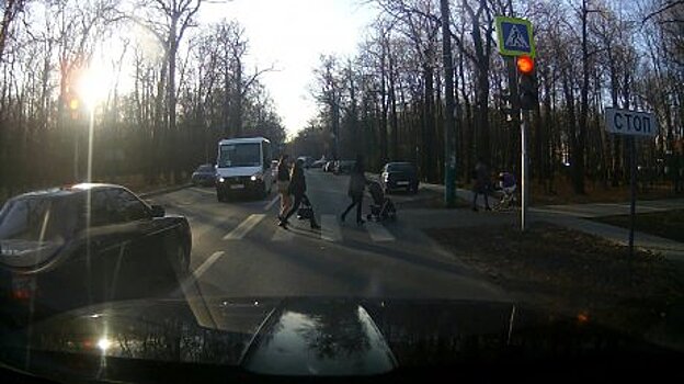 Пензенец снял на видео промчавшегося на красный свет гонщика