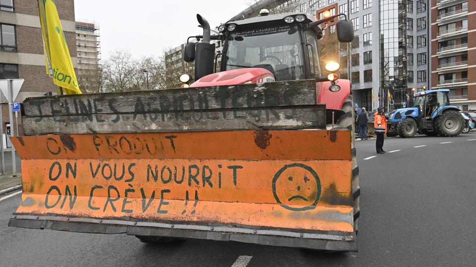 Во Франции некоторые фермерские объединения отказались свернуть баррикады