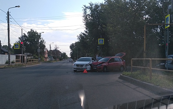 «Здесь нет обзора»: в Тольятти на перекрестке столкнулись «Тойота» и «Лада Калина»