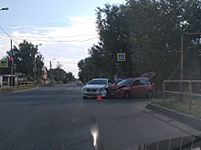 «Здесь нет обзора»: в Тольятти на перекрестке столкнулись «Тойота» и «Лада Калина»