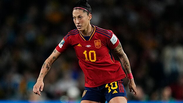 Эрмосо и вратарь женского «Реала» Родригес подверглись гомофобным оскорблениям из-за фото в купальниках из отпуска. Дженнифер назвала комментаторов «пещерными людьми»