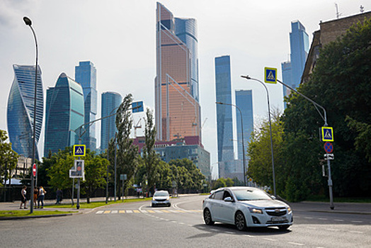 Бирюков: В преддверии Дня города Москву украсят флагами и декоративными конструкциями