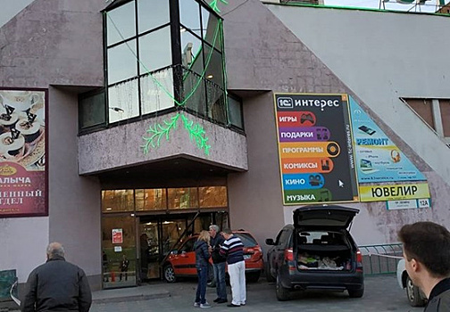 В Самаре "Калина" въехала в двери торгового центра