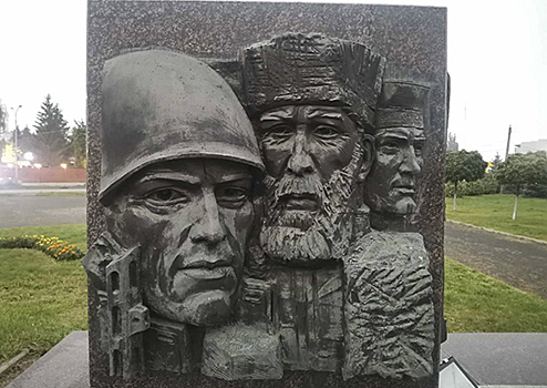 Портреты героев Великой Отечественной вернули на Аллею Славы в Херсоне