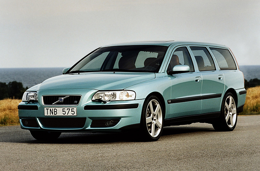 S60 R и V70 R (на фото) — не вальяжные диваны со спортивными нотками, а боеспособные машины. На тестах американского журнала Car and Driver седан продемонстрировал боковые перегрузки 0,88 g, на 0,1 лучше, чем BMW M3. С шестиступенчатой механической коробкой передач разгон до 97 км/ч (60 миль/ч) уложился в 5,5 секунды, прохождение «квотера» — в 14 секунд. Разумеется, не стоит ожидать подобной прыти от «автоматных» Volvo.