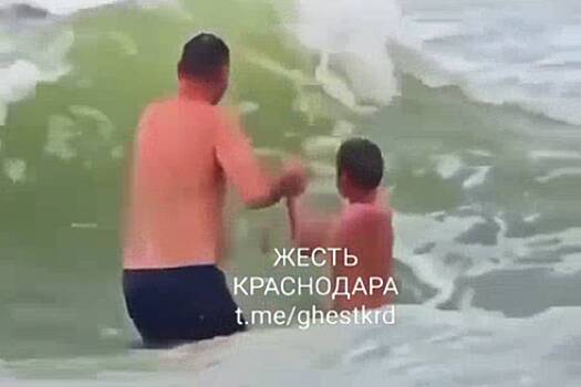 Россиянин решил поплавать в шторм с ребенком и вызвал гнев в сети