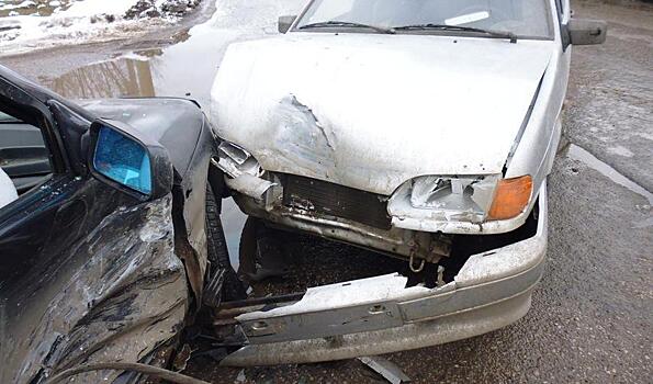 В Кирове столкнулись «десятка» и «четырнадцатая»