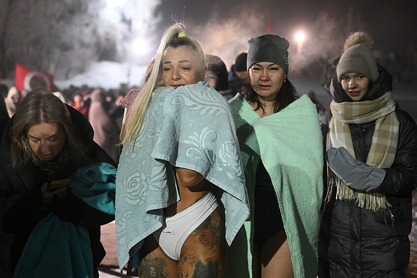 Крещенские купания на реке Обь в микрорайоне «Затон» в Новосибирске, 19 января 2026 года