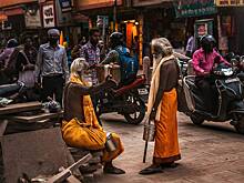 Мужчинам разрешили разгуливать голыми и показывать фокусы пенисом