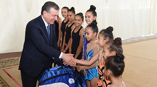 Шавкат Мирзиёев вручил подарки юным спортсменам в Намангане