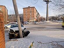 В Бурятии водитель без прав сбил двух пешеходов и врезался в столб
