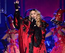 Мадонна удивила фанатов скромными костюмами