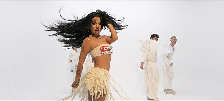 Певицу Бьянку засняли в бикини