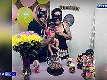 Шестимесячного ребенка с маской Бэтмена на лице везут из Америки в Краснодар на лечение