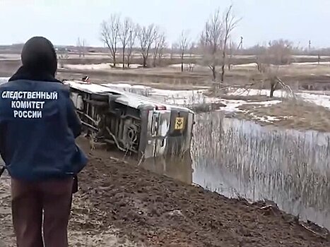 Микроавтобус с несовершеннолетними спортсменами перевернулся в Саратовской области