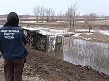 Микроавтобус с несовершеннолетними спортсменами перевернулся в Саратовской области