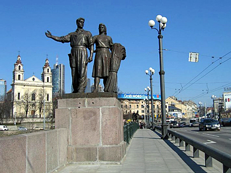 Демонтаж советских памятников представят как реставрацию