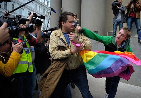 Эксперты рассказали, как долго в России можно будет бить геев -  Рамблер/новости