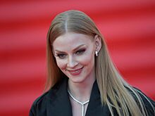 Актриса Светлана Ходченкова позировала в шубе в Альпах