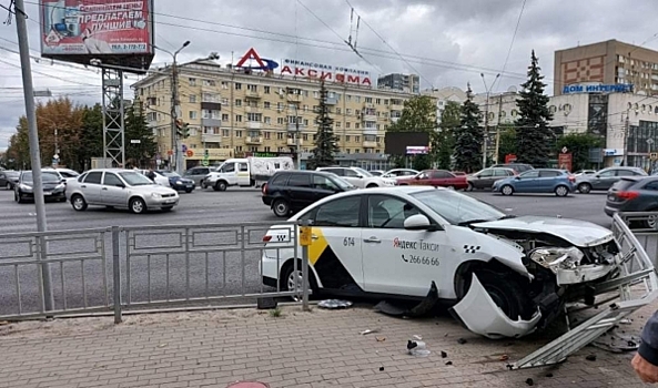 В центре Воронежа Яндекс.Такси протаранило ограждение и вылетело на тротуар