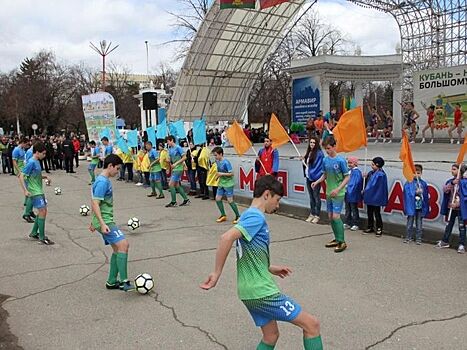 Армавир принял флаг Всекубанской акции «Навстречу чемпионату мира по футболу в городе Сочи!»