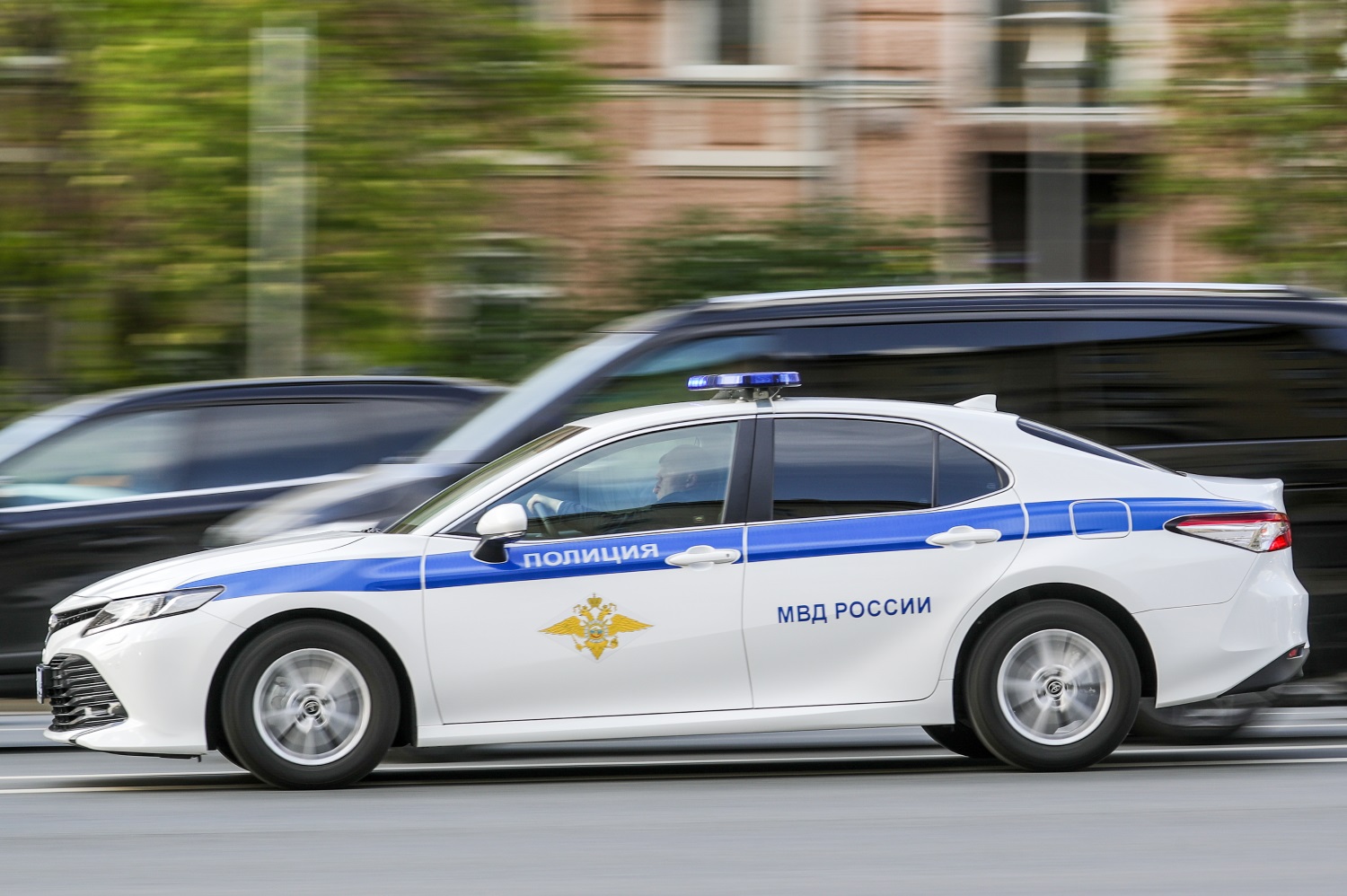 СМИ: в Москве столкнулись полицейское авто и такси