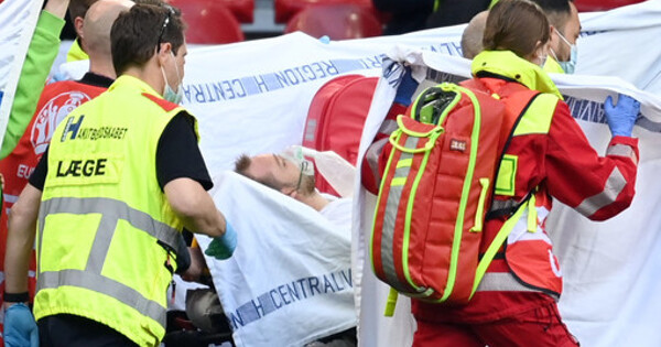 Матч Евро-2020 Дания - Бельгия был приостановлен на ...