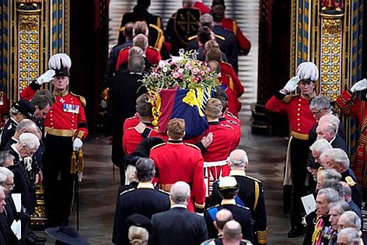 Полицейский потерял сознание во время церемонии похорон Елизаветы II