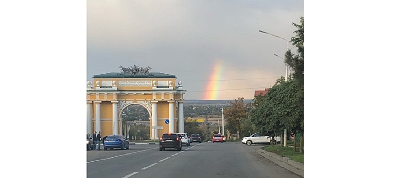 Тор прилетел: в Новочеркасске заметили очень яркую радугу
