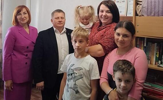 Курянка Елена Дубровина взяла на воспитание четырех детей из ДНР