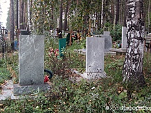 Деревья падают и ломают памятники: на Урале власти запустили кладбище ветеранов войны