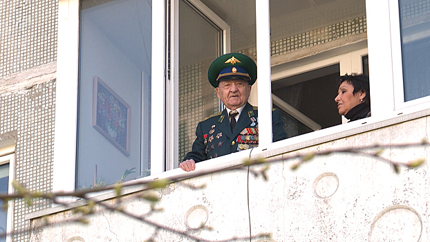 Последнего из фронтовиков-пограничников Калининградской области поздравили с Днём Победы и исполнили под окнами легендарную песню