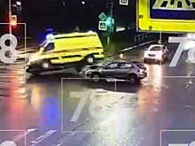 В Ленобласти на видео сняли, как авто влетело в реанимобиль с пациентом