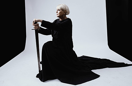 «Театр не проходит мимо того, что с нами происходит». В «Гоголь-центре» состоится премьера спектакля «Красный крест»