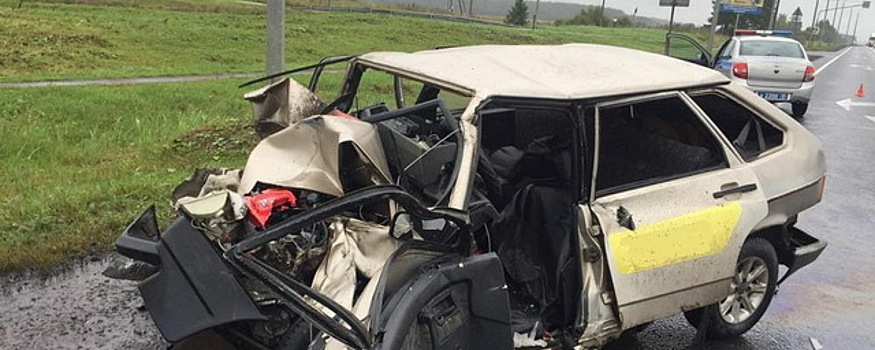 В Вологодской области большегруз выехал на встречку и смял машину ВАЗ