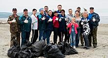Портовики очистили от мусора морское побережье в Хабкрае