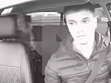 Пассажирка с мачете приказала таксисту ехать на кладбище и попала на видео