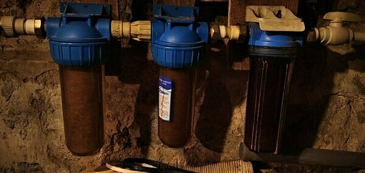 «Чёрная, с таким неприятным запахом»: жители Янтарного жалуются на качество воды