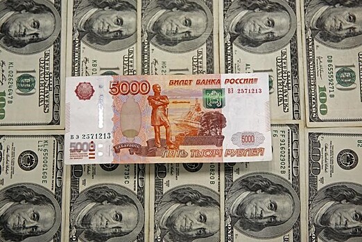 Рубль сдерживает напор повсеместно дорожающего доллара